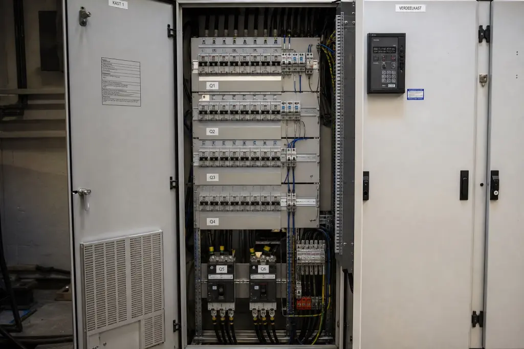 Verdeelkast van een bel- en communicatie-installatie door Bek bv